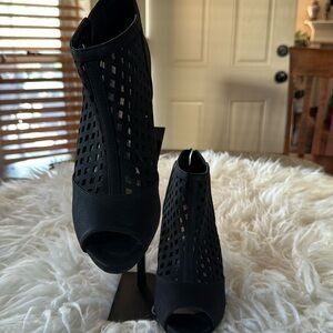 Jennifer Lopez black heeled sandals